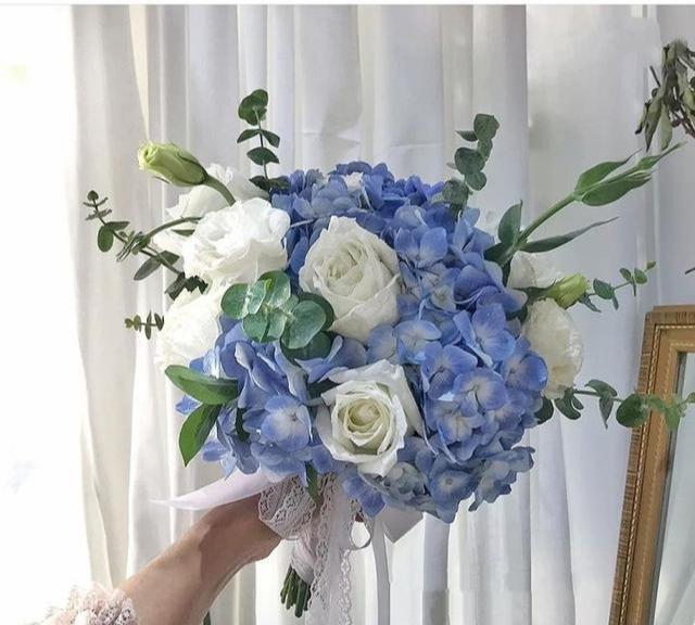 蓝色的手捧花比较适合在夏天使用, 它能够给婚礼带来一丝清凉感.