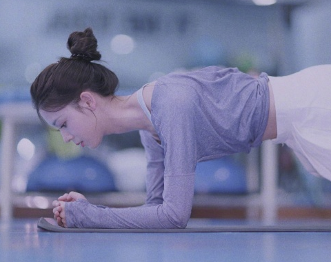 陈瑶晒瑜伽健身照片,一举一动气质十足,网友:是仙女本人了