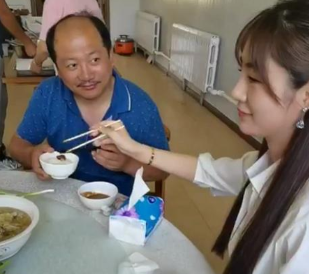 谢广坤有多厉害"儿媳"王小蒙为他夹菜,二人还牵手甜蜜逛街_腾讯新闻
