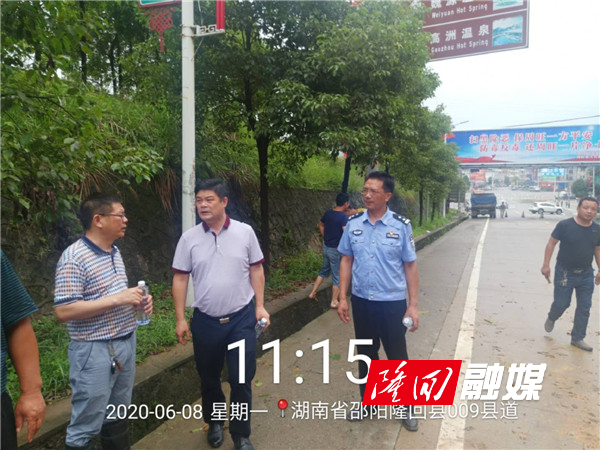 县委副书记车茂(前排左二)现场调度指挥清理路障