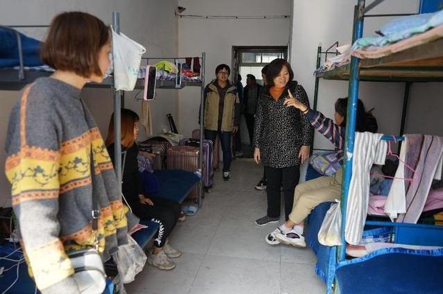 为什么不建议初中生"住校"?班主任说出这4点,家长:很现实!