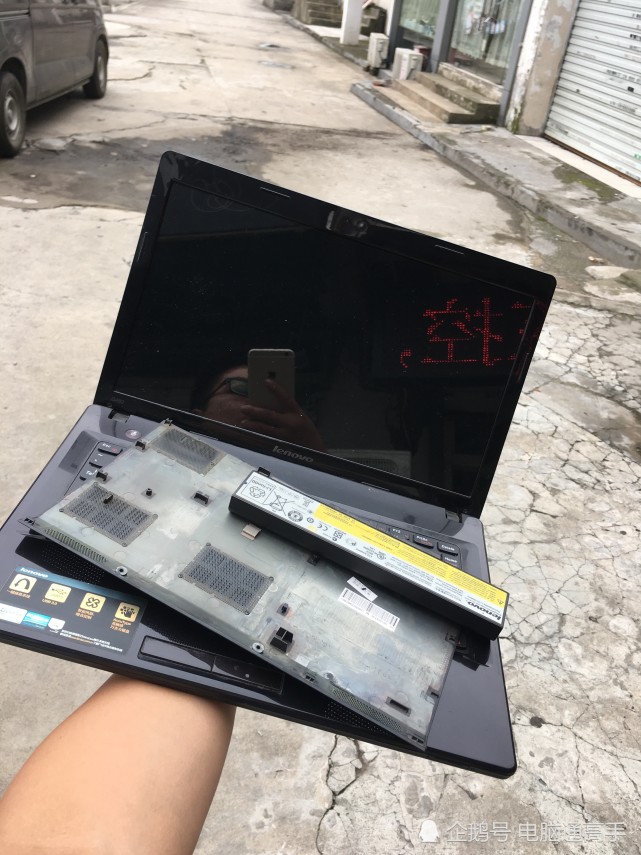 情侣吵架当场把笔记本电脑给摔了,双方都走了,电脑我能捡走吗?
