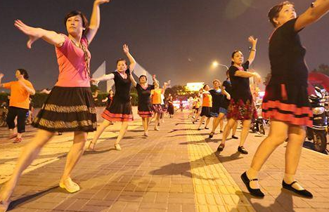 为啥中年女人都喜欢去跳广场舞,只为跳舞?今天总算知道了!