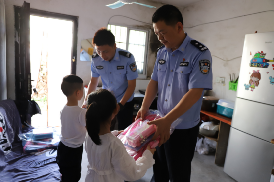 民警架起"帮扶桥" 单亲妈妈的3个娃都能安心上学啦!