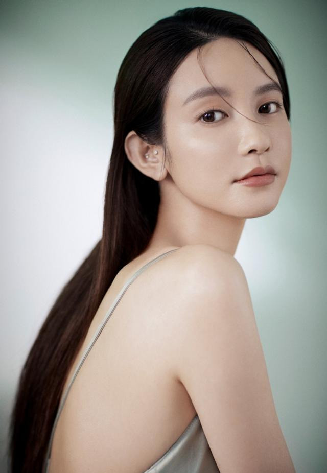 董花花张大奕一前一后晒美照,网友:看来这两个女人杠