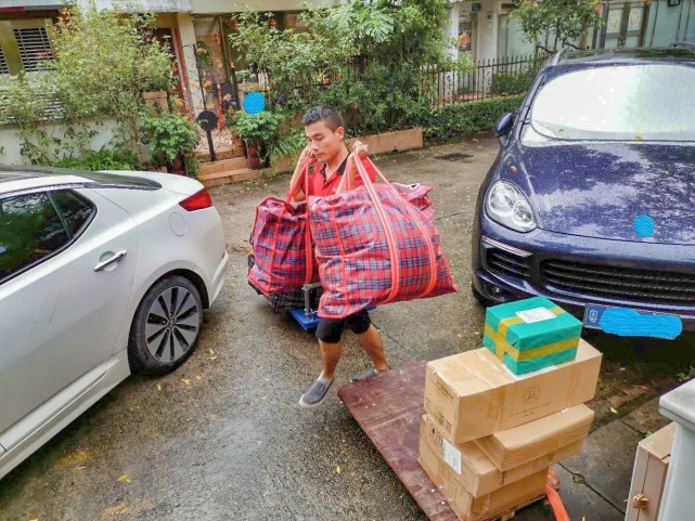 打包完了之后师傅们跟我核对物品数量,还让我看看有没有什么落下的,我