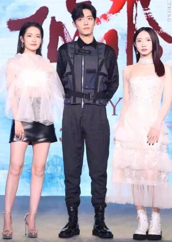 娱乐圈中人气很高的李沁,被称为合影杀手的原因一看便