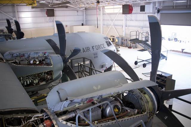 和c-130的前辈们不同,c130装备了四台涡轮螺旋桨发动机.