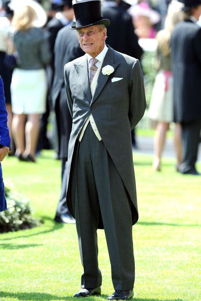 菲利普亲王时髦!穿"苏格兰情调"裙显绅士,99岁生日不