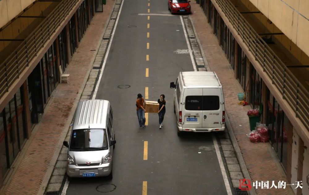 失业厂妹出摊日记：赊账、熬通宵、遇暴雨