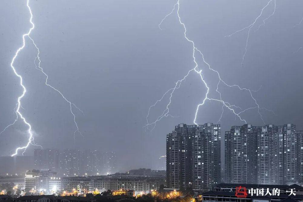 失业厂妹出摊日记：赊账、熬通宵、遇暴雨