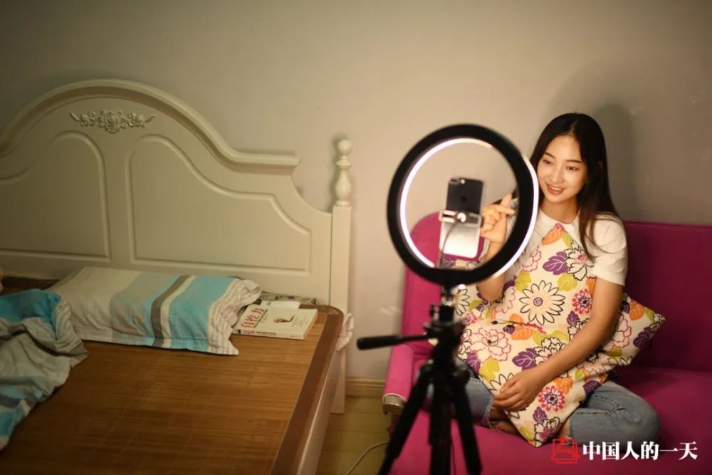 失业厂妹出摊日记：赊账、熬通宵、遇暴雨