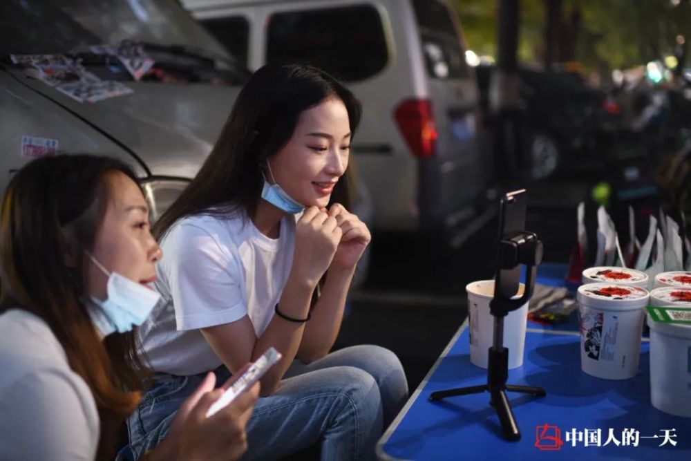 失业厂妹出摊日记：赊账、熬通宵、遇暴雨