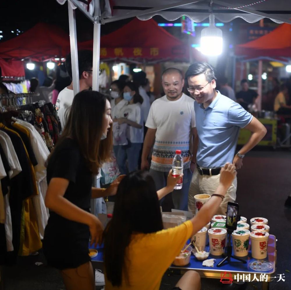 失业厂妹出摊日记：赊账、熬通宵、遇暴雨