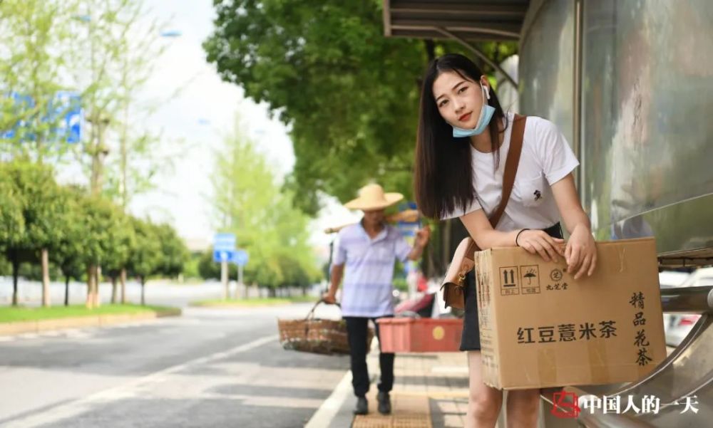 失业厂妹出摊日记：赊账、熬通宵、遇暴雨