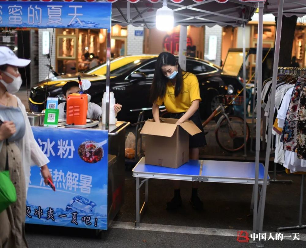 失业厂妹出摊日记：赊账、熬通宵、遇暴雨