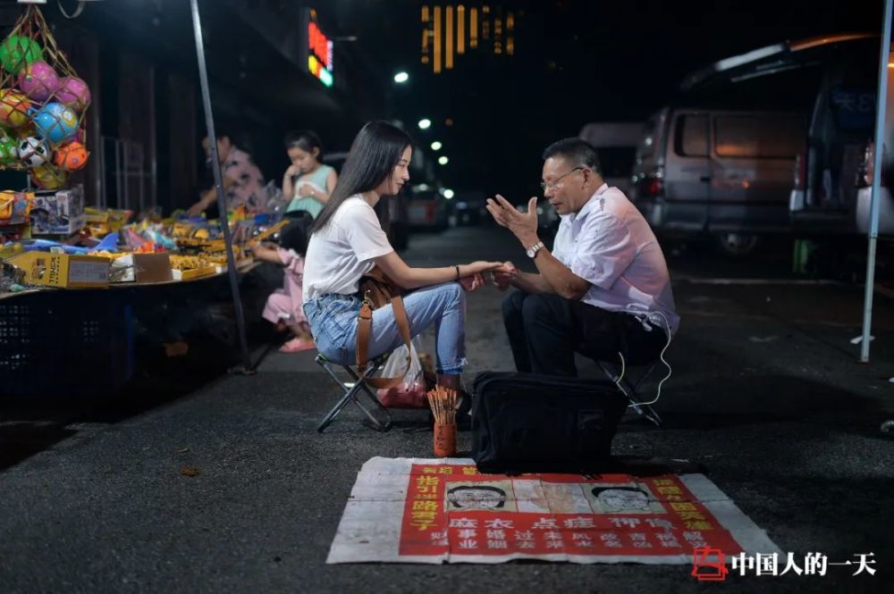 路过夜市的算命摊,刘玲看了手相.