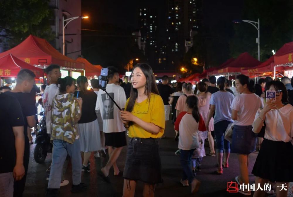 失业厂妹出摊日记：赊账、熬通宵、遇暴雨