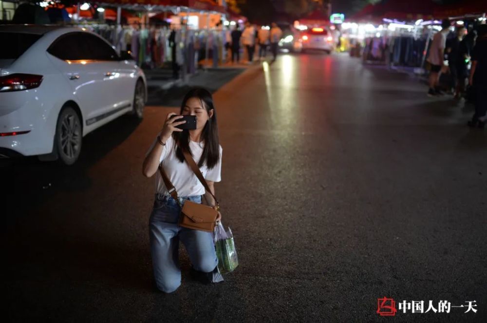 失业厂妹出摊日记：赊账、熬通宵、遇暴雨