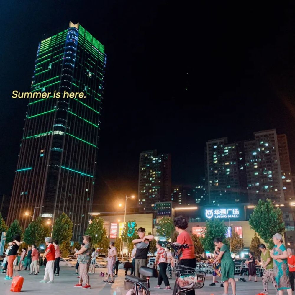 健康路,英才街,二七广场… 哪个夜市儿离得近就去哪个 △华强广场夜市