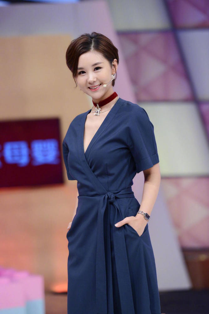 李小萌剪短发太美了,穿蓝色v领连衣裙配项圈,气质高级