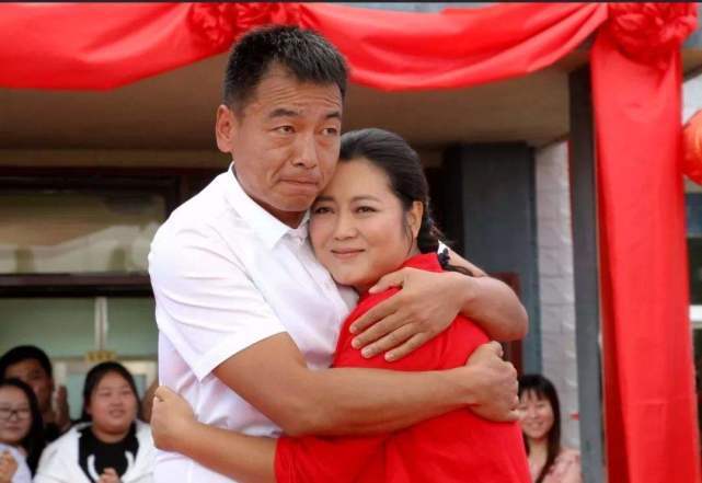 50岁王茜华近照,儿子长相帅气像李晨,老公是我们熟悉的他