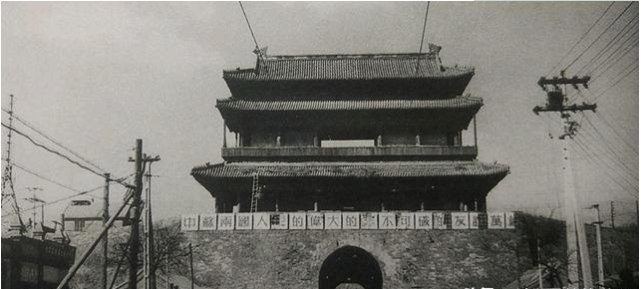 这是1930年代拍摄于西直门远景,两颗树和不远处的城楼互相辉映.