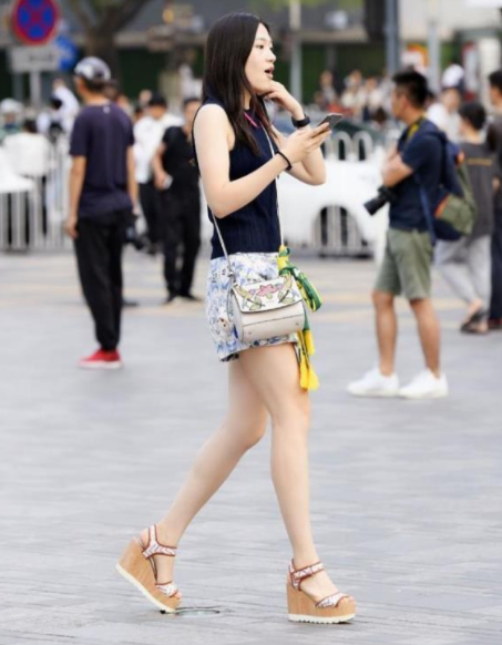 街拍美图:优美靓丽的小姐姐,简约的穿搭,穿出青春魅力