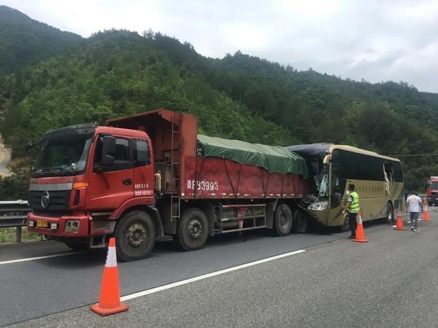 1死17伤浙江丽水突发客车与货车追尾事故车祸现场画面曝光