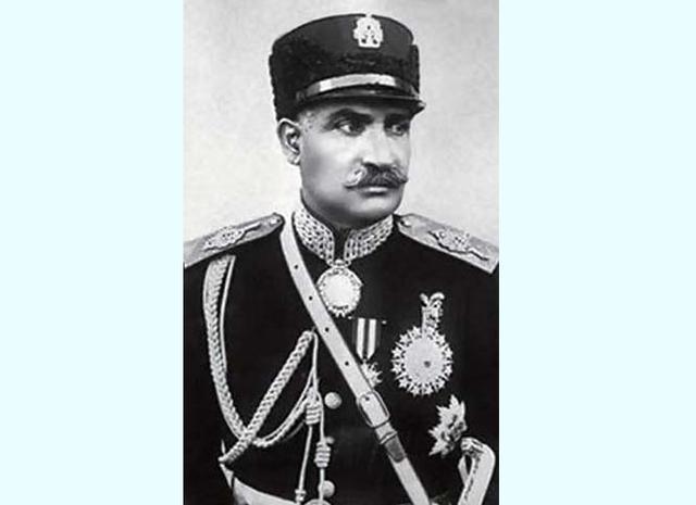 1925-1941年伊朗巴列维王朝大帝礼萨·沙阿身穿军装的照片.