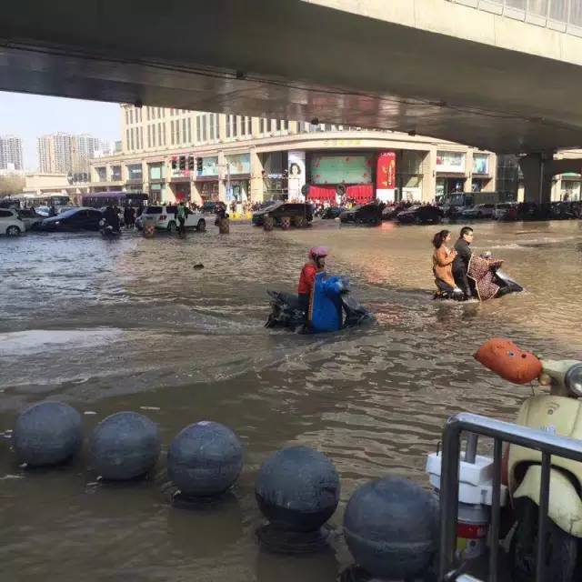 紧急郑州发洪水了大水冲进了地铁站