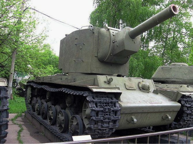 kv-85重型坦克(主炮口径85毫米,生产总数130辆)被德军缴获后研究的kv