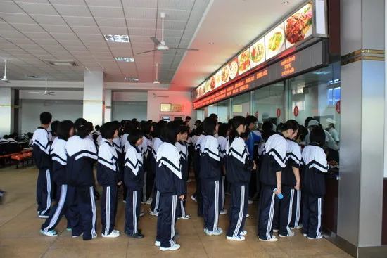 带你体验"别人家"的食堂student canteen"网红"学生食堂湟里高中