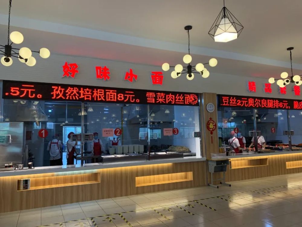 湟里高级中学副校长冯梅花介绍,食堂设计让传统的文化元素和现代文化