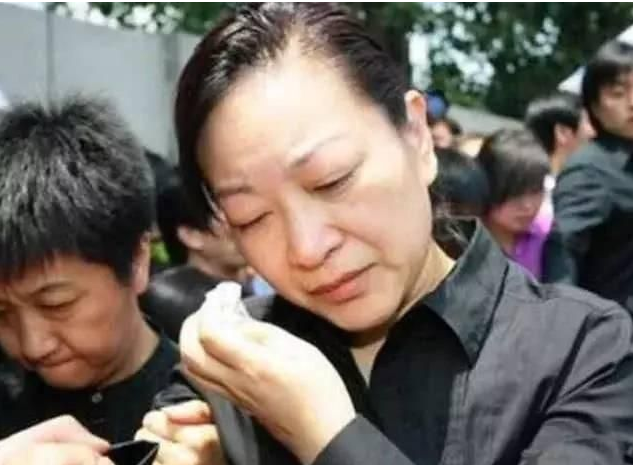 刘继红:11年前丈夫罗京去世,她带儿子改嫁富商,如今过