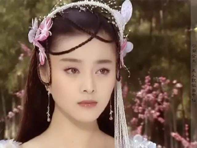 美女如云的还珠格格,惊艳的不是香妃也不是金锁,竟是不起眼的她