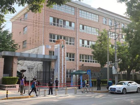 北京确诊病例小区全员核酸检测 隔壁中学仍正常教学