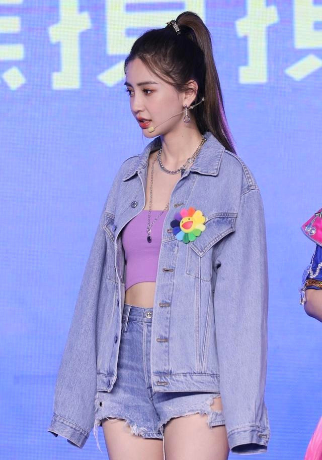 杨颖穿的是一件紫色的抹胸,香芋紫是今年最流行的颜色,香芋紫温馨