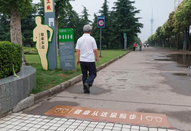 每天走路锻炼的人,最后都怎么样了?每天走多少步比较