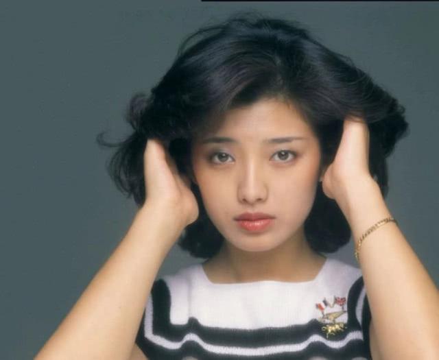 日本最美女星近况曝光,61岁山口百惠购物被拍,发福腰
