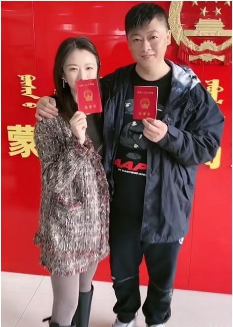 贺树峰现实生活中的妻子名叫杨晨,是一个标准的95后,比老公小了12岁