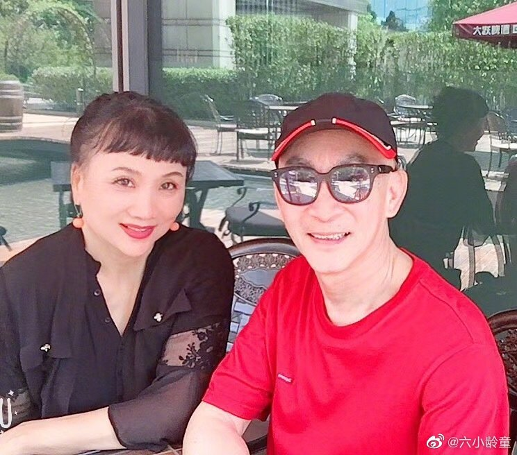 六小龄童与妻子结婚32周年,夫妻合照甜蜜相拥,颜值状态好年轻