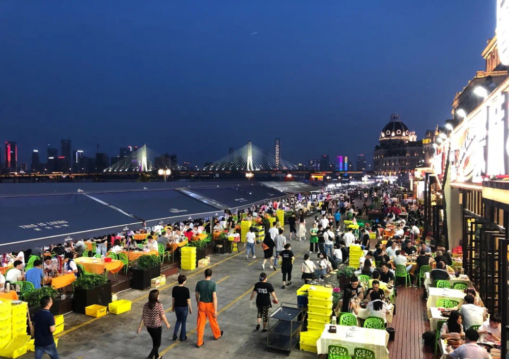 作为长沙夜市的后起之秀,渔人码头夜宵街的人气丝毫不输其他老居民区