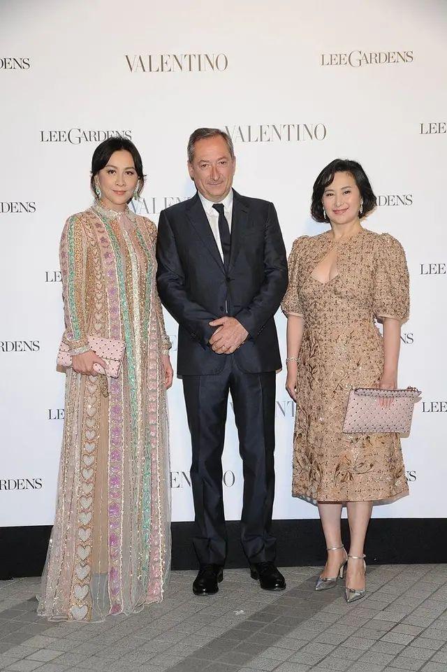 而连体的裙子非常适合何超琼,会显得她非常高贵,身高看起来也很高.