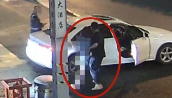 女子喝醉酒被陌生男子扶上车,车上醒来后崩溃,车主:主动来的