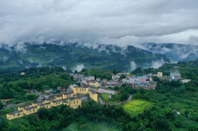 凤来乡,位于武隆区西部边陲,大溪河左岸的凤凰山上,因盛产谷物也被称