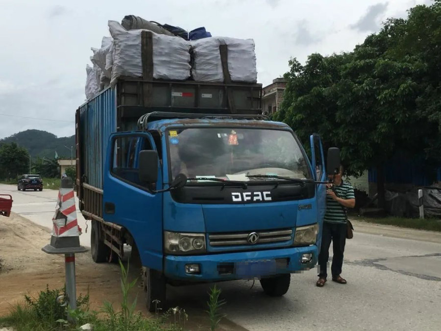 这样的"敞篷车"坐不得,别让货车变"祸车!