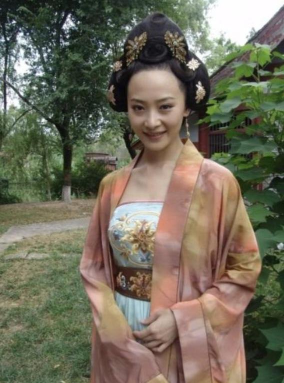 貌美妻子曾出演《神探狄仁杰,夫妇同框似隔辈_腾讯新闻
