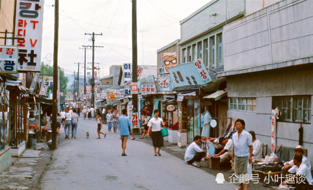 60年代的韩国:已经废除了汉字,男的穿正装,女的穿短裙