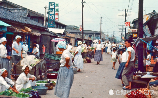 老照片:60年代的韩国.农村里的集市.